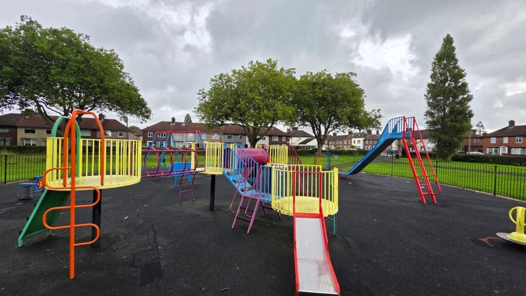 Dovecot Park playground, Liverpool (photo 9) Dovecot Park playground, Liverpool (photo 9)